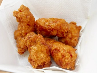 脇を固める人気のサイドメニューも食べ放題！ジューシーな食感の『唐揚げ』