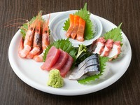 旬の新鮮魚介で季節を味わう『刺身四点盛り』