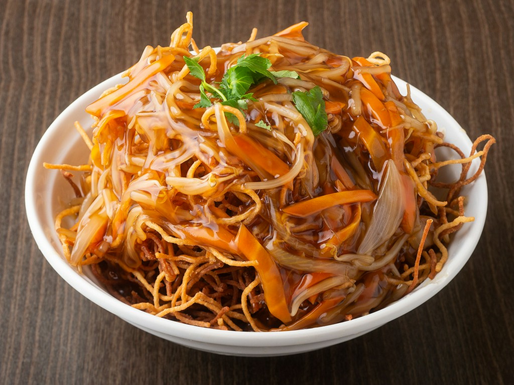 自慢の自家製生そばの『揚げ蕎麦あんかけ』