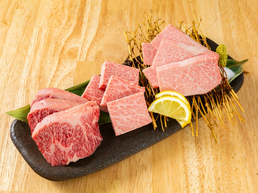 焼肉の醍醐味をこの一皿に！『極み上3種盛り』