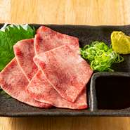 牛タンの上質な根元の部分を厳選し、刺身で提供する人気の一品です。タンの根元部分なのでしっかりとした厚みがあり、旨みと歯ごたえを満喫できます。醤油とわさびをつけて、召し上がれ。