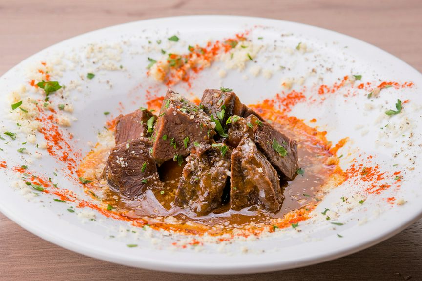 じっくりコトコト、肉がとろっとろになるまで煮込んだ逸品『牛ほほ肉の赤ワイン煮込み』