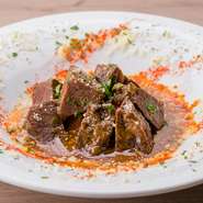 緑豊かな環境の小林牧場から生まれた良質な牛肉を使用。じっくりコトコト、肉がとろっとろになるまで5時間以上かけて煮込んだ逸品。ワインと共にいかが。
