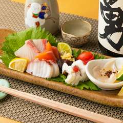 国産の天然魚を中心に盛り付けられる『季節のお造り盛り合わせ』