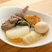 牛すじ、ダイコン、玉子、がんもに昆布などのあっさりめの『おでん』。だしは毎日つくり替え、あっさりさをキープしています。主張しすぎない、日本酒のお供にぴったりの、昔ながらのシンプルな味わいのおでん。
