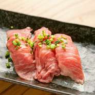 冷蔵のまま直送された鮮度抜群の宮崎牛の肉寿司。生のままでも、もちろんおいしいですが、半生やしっかり焼きなど、好みの炙り方をオーダーできます。肉の旨みをより際立させる岩塩をつけていただきます。