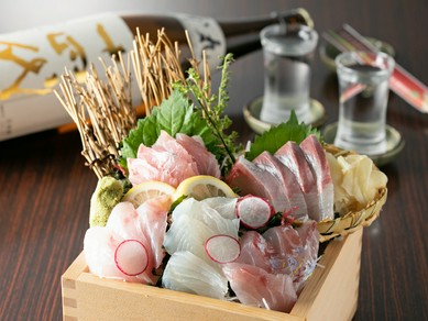 旬の魚介を贅沢に満喫。日ごとに変わる鮮魚に舌鼓『小田原地魚使用　升盛り合わせ』