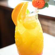 グラスの底にはトロピカルピーチシロップを、またレモンシロップも加えて爽やかな酸味がマンゴーの甘さを引き立てるように工夫しています。トロピカルシリーズは、マンゴーのほかピーチとパインもスタンバイ。