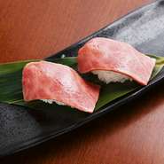 A4ランクの黒毛和牛のクラシタ、そのなかでもとくに柔らかいハネシタ部位が使用されています。軽く炙られているのでほのかに香ばしく、和牛ならではの甘さも感じられる絶品メニューです。