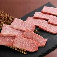 メニューには書かれていませんが、頼めばA4ランクの黒毛和牛の、特にサシが綺麗に入っている部分を厳選して提供してもらえます。旨い肉を堪能したいときにオススメの一皿。