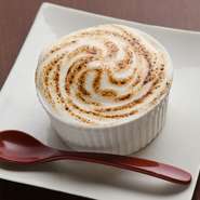 ふりかけた砂糖をパリッとするまで炙ったアイスブリュレ。ちょっと苦みのあるキャラメルと甘くて冷たいアイスの相性は抜群です。たっぷりお肉を堪能した後はこれで決まり。