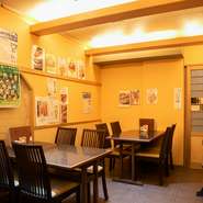 店主のおもてなしと落ち着いたインテリアが居心地良く、ゆったりとした時間が流れます。子どもを連れた家族にも配慮が行き届いています。家族揃っての団欒を過ごせるお店です。