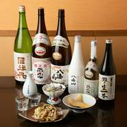 豊富な日本酒をグラス一杯から楽しめます。さらに、二種類の日本酒を飲み比べることも可能。初めて日本酒を試す方にも、普段から飲まれている方にも、満足できる品揃えです。