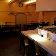 外観は少し入りづらい印象を受けるかもしれませんが、店内に一歩足を踏み入れると温かくアットホームな雰囲気が広がり、そのギャップがとっても魅力！居心地の良さも抜群です。