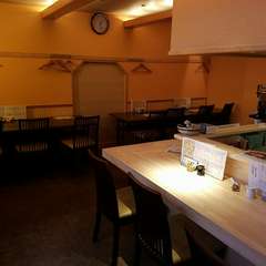 一人で立ち寄りやすく、カウンター席で気軽に一人飲みが楽しめる