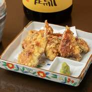 鰻かば焼きを天ぷらにすることで新たな魅力が引き出され、口当たりも軽やかに。わさびを添えているため、さっぱりしたアクセントが加わります。普段の鰻料理とはひと味違う形で、かば焼きを堪能したい方は、ぜひ。