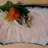 あまりお目にかかることのない『ハモの薄造り』は、白身の旨みを感じる逸品。一般的な骨切りではなく、一つ一つ丁寧に骨を抜いて仕上げられています。手間をかけた料理をリーズナブルに味わえる限定品です。