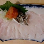 あまりお目にかかることのない『ハモの薄造り』は、白身の旨みを感じる逸品。一般的な骨切りではなく、一つ一つ丁寧に骨を抜いて仕上げられています。手間をかけた料理をリーズナブルに味わえる限定品です。