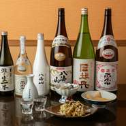 蔵元から直接仕入れた希少な銘柄もあり、それぞれのお酒が持つ風味や個性を味わえます。一杯から気軽に注文できるスタイルで、こだわりのお酒が用意されています。詳しい銘柄やオススメについては、スタッフまで。
