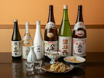 その土地ならではの隠れた名品や数量限定の銘酒、さらに店主が独自のルートで仕入れた珍しい日本酒や焼酎