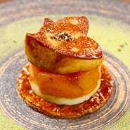 パリッとした食感と、内側から溢れ出すフルーツのジューシー感、さらにフォアグラのねっとりした濃厚さも相まって、さまざまな味わいが複雑に絡み合う、贅沢なデザートが誕生。
※ディナーコース料理の一例