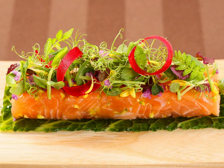 スモークサーモンとピスタチオのタルタル マイクロリーフとシェリーヴィネガーのヴィネグレット