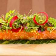 スモークサーモンの上は、色鮮やかなマイクロリーフをトッピング。細かく砕いたピスタチオの食感が、良いアクセントになっています。ヴィネガーソースで、さっぱりとした後味に。
※ディナーコース料理の一例