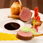 仔羊をスモークすることで薫り高く、旨みを凝縮。濃密な仔羊のソースと軽いタッチのパセリのエキュームを存在させることで、一つ一つの料理に味の奥行きと広がりを教えてくれます。
※ディナーコース料理の一例