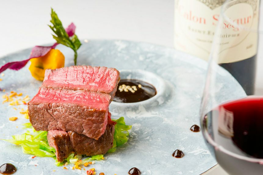 北海道産の柔らかな牛フィレ肉とソースが絶妙に絡み合う『牛フィレ肉のステーキ 甜麺醤ソース』