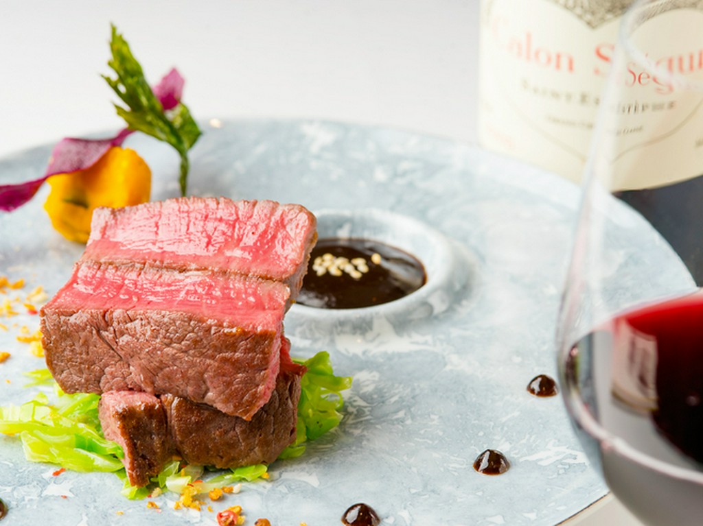 北海道産の柔らかな牛フィレ肉とソースが絶妙に絡み合う『牛フィレ肉のステーキ　甜麺醤ソース』