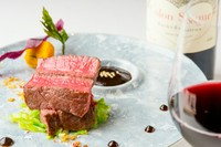 北海道産の柔らかな牛フィレ肉とソースが絶妙に絡み合う『牛フィレ肉のステーキ　甜麺醤ソース』
