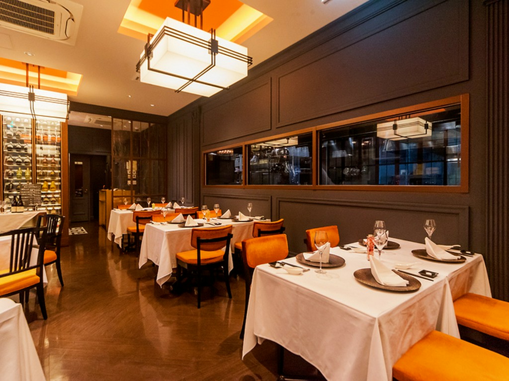 大きな窓から調理の様子も楽しめます