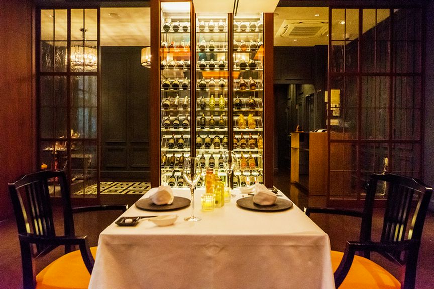 大きなワインセラーがあり、シックで落ち着いた雰囲気