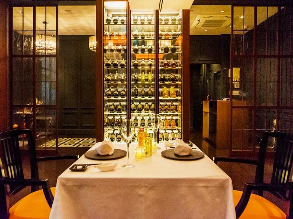 大きなワインセラーがあり、シックで落ち着いた雰囲気　