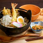 根強い人気の鍋焼きうどん、プリッとした海老天が人気です。