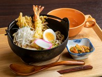 根強い人気の鍋焼きうどん、プリッとした海老天が人気です。