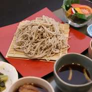 信州産のそば粉で打った信州蕎麦を３種類のつゆで召し上がっていただけます。
