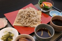 信州産のそば粉で打った信州蕎麦を３種類のつゆで召し上がっていただけます。