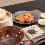 県内の養殖場限定で生産されるサーモンに数種類の薬味とかつおのだしをかけてお召し上がりいただけます。