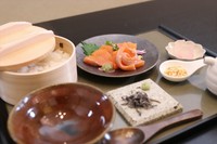 県内の養殖場限定で生産されるサーモンに数種類の薬味とかつおのだしをかけてお召し上がりいただけます。