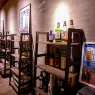泡盛は沖縄47蔵元を網羅したラインナップで、沖縄本島でもここまで揃えている店は少ないほどの充実ぶり。日本酒や焼酎、ウィスキーにワインなども揃います。オリオンビールも飲める飲み放題のメニューも人気です。
