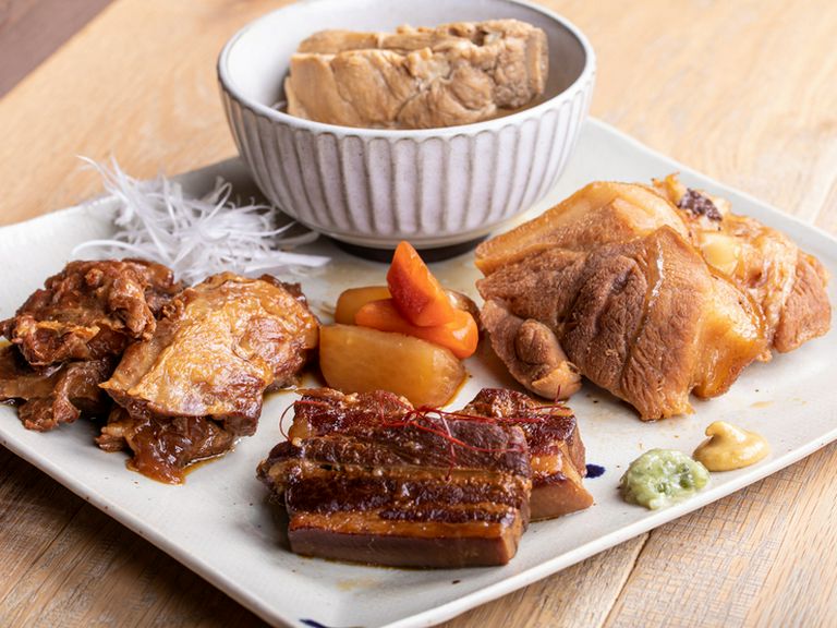 手間ひまかけて仕上げた伝統的な沖縄料理を提供