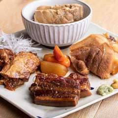 手間ひまかけて仕上げた伝統的な沖縄料理を提供