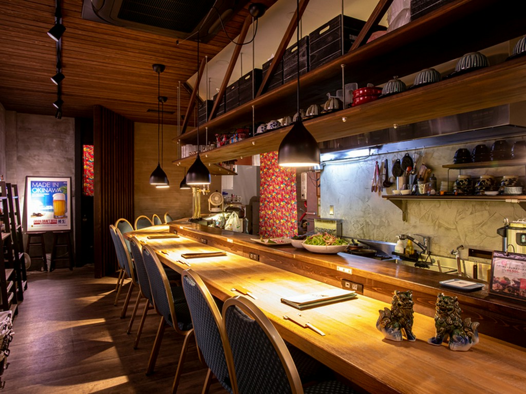 カウンターのみ10席のプライベート空間はデートにも