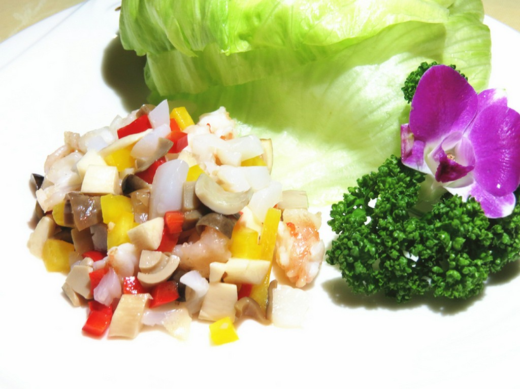 新鮮な海鮮とレタスのマリアージュ『海鮮のレタス包』