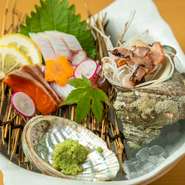 その時々に一番おいしい旬の食材を仕入れ、最高の状態で提供してくれます。市場直送の新鮮な魚介は格別の味わいで、鮮度もコストパフォーマンスも抜群。お酒と一緒に楽しみたい、オーダー必至の人気メニューです。