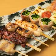 鶏モモやササミなど定番の焼き鳥4種に、野菜を使った巻き串3種を盛り合わせました。万能ネギを豚バラで巻いた串、カマンベールチーズをベーコンで巻いた串など、何が出てくるか楽しみな一皿です。