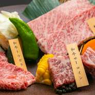 その日によって変わる希少部位の盛り合わせです。お肉によって切り方や熟成の日数を変えて、よりおいしく仕上げています。食べ比べたい人にオススメのメニュー。