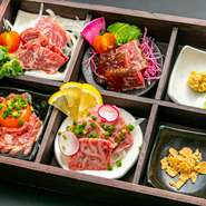 生食用肉取り扱い認可店だからできる、合法の生肉料理4種盛り合わせ。卵までこだわったユッケ、特製ポン酢ジュレで食べるタタキ、和牛のうまみを感じる赤身刺し、口の中でとろける霜降り刺しが味わえます。
