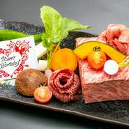 お肉でサプライズ！　美しい肉ケーキで場を盛り上げ、そのまま2～3人分の焼肉としておいしく食べていただけます。メッセージは自由に入れることができます。大きいサイズは5,000円。※要予約。